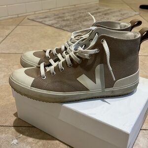 Tan men’s Veja Sneaker